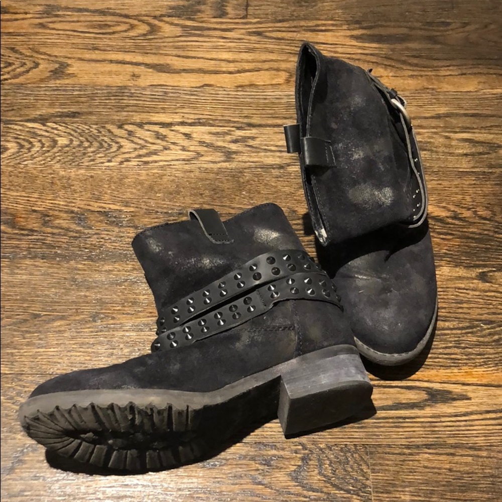 Low black boots